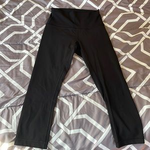 Like new- Lululemon wunder under 21 inch black leggings! No pilling